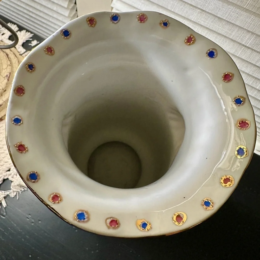 VINTAGE, HIGHLY DECORATIVE, WHITE & PURPLE BALUSTER VASE. ORNATE GILDED HANDLES.